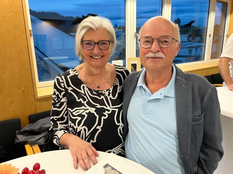 Elfi und Kurt Schmotz begutachteten das Sparbuch.