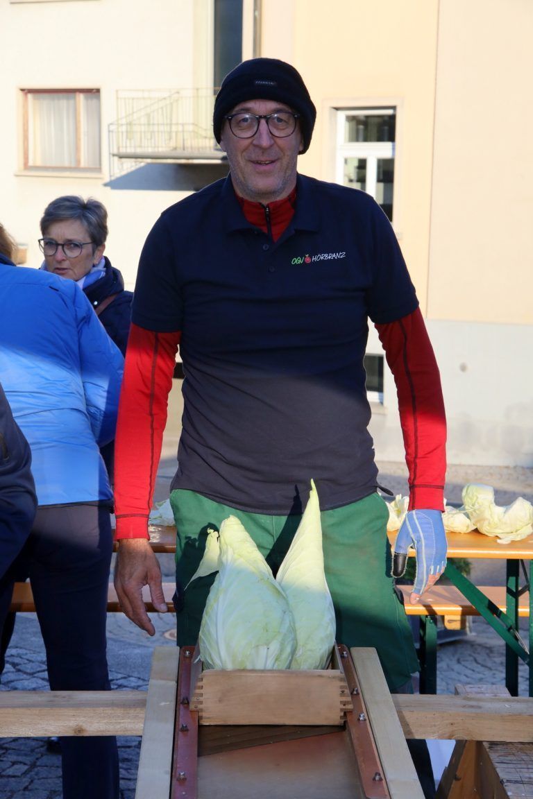 Bernd Pulsinger, Obmann des OGV Hörbranz beim Kraut hobeln.