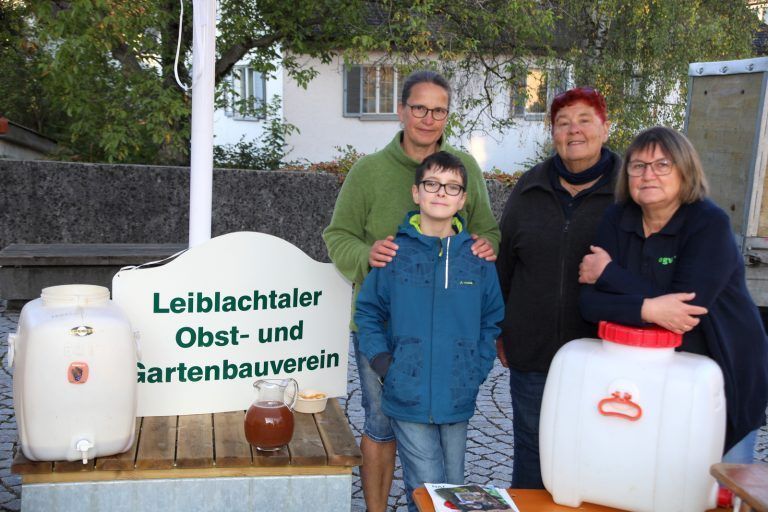 Mitglieder des Leiblachtaler Obst- und Gartenbauvereins beim Moststand.