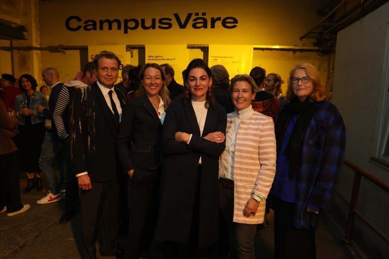 Künstler Daniel Büchel, Kulturamtsleiterin Judith Reichart, CampusVäre-GF Bettina Steindl, Sybille Drexel (WKV) und Landestheater-Intendantin Stephanie Gräve. AME