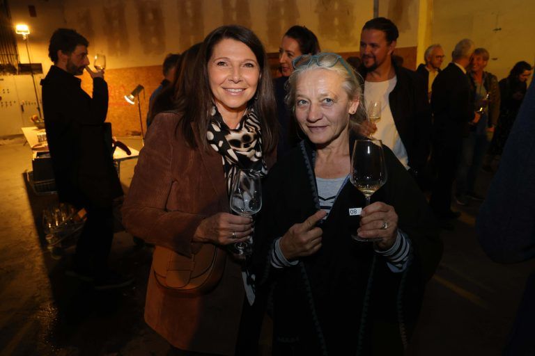 Abgeordnete Heidi Schuster-Burda und Clownfrau Elke Maria Riedmann.