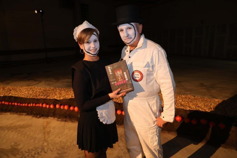 Sonja Stummerer und Martin Habelsreiter mit ihrem Buch.