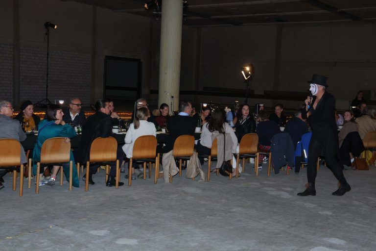 An der langen Tafel erlebten die 98 Teilnehmer einen besonderen kulinarischen Abend.