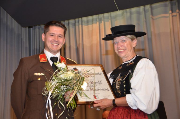 Mit 30 Jahre „neue“ Feuerwehrfahne feierte Maria Ganahl 30 Jahre Fahnenpatin.
