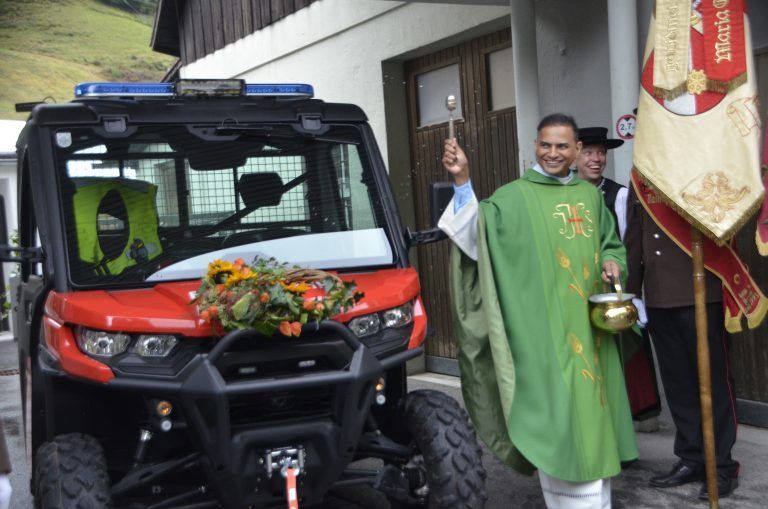 Pfarrer Jose Chelangara segnete das neue Fahrzeug.