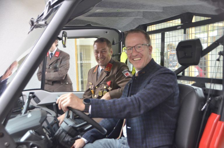 Bürgermeister Martin Burtscher und Landesrat Christian Gantner bei der Probefahrt.