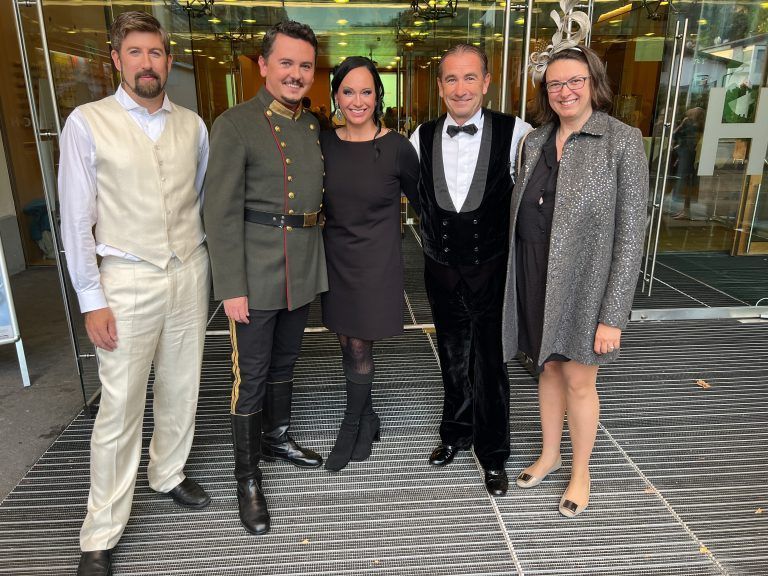 Die Schauspieler Daniel Raschinsky, Patrik Horňák, Bettina Wechselberger, Riccardo Di Francesco und Präsidentin Margit Hinterholzer.  franc