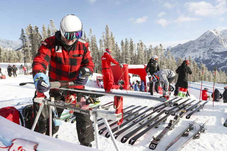 Zahlreiche Paar Ski werden bis unmittelbar vor dem Start vorbereitet. <span class="copyright">Gepa</span>