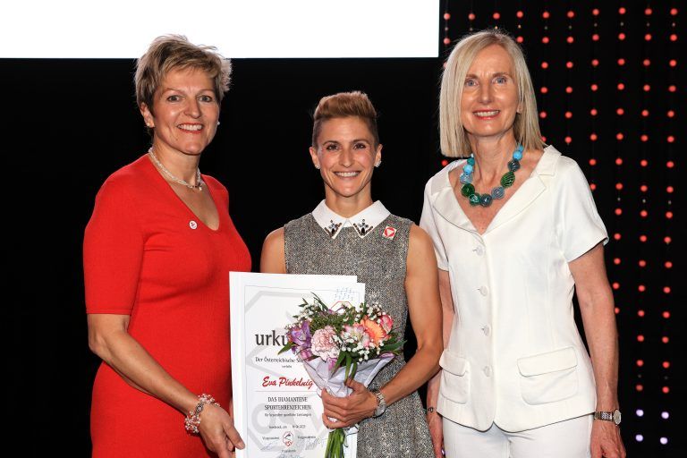 Eva Pinkelnig bei der Ski-Austria-Ehrung durch Vizepräsidentin Claudia Strobl Traninger (links) und Präsidentin Roswitha Stadlober. <span class="copyright">gepa</span>