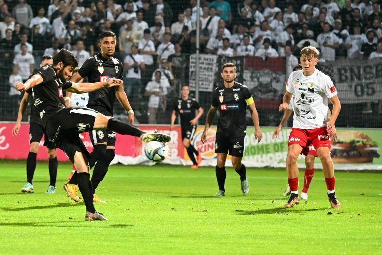 <p class="caption">Im Herbst noch für SWB im Einsatz, spielen Gabryel (links) nun beim FC Dornbirn und Matheus Lins ist den Weg nach Lustenau zur Austria gegangen.<span class="media-container dcx_media_rtab" data-dcx_media_config="{}" data-dcx_media_type="rtab"> </span><span class="marker"><span class="copyright">gepa</span></span></p>