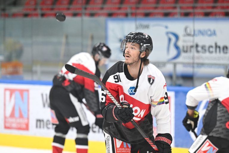 FELDKIRCH,AUSTRIA,26.SEP.23 – ICE HOCKEY – ICE Hockey League, Pioneers Vorarlberg vs EC Vienna Capitals. Image shows Steven Owre (Feldkirch) during warm up. Photo: GEPA pictures/ Daniel Schoenherr