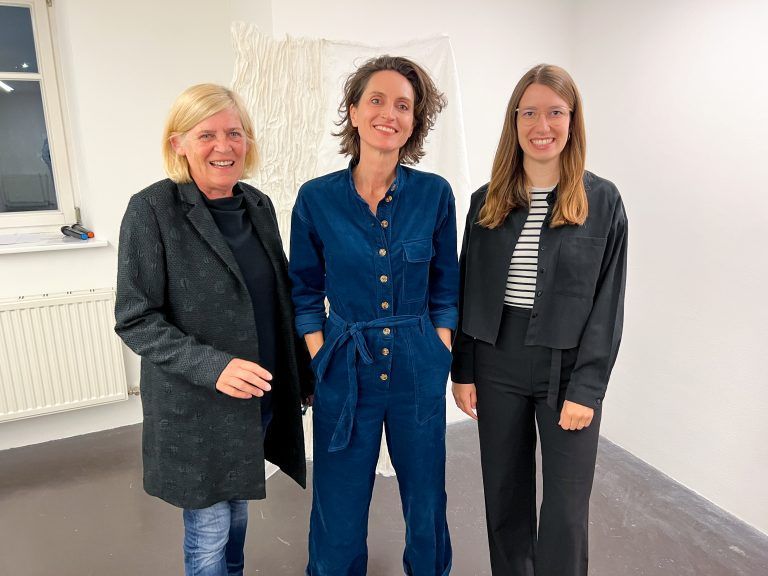 Galeristin Andrea Romagna-Miessgang, Künstlerin Bianca Lugmayr und Vernissagerednerin Sarah Kirsch bei der Eröffnung. <span class="copyright">Franc (9)</span>