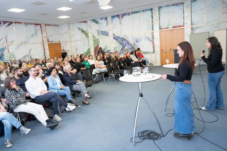 Jana Hirschauer (l.) und Ello Wachter moderierten die Genderimpulstage. <span class="copyright">VLK/SERRA</span>