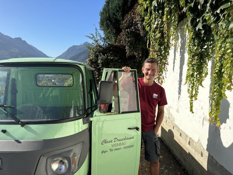 Gert Markowski und sein lindgrüner Piaggio sind über die Dorfgrenzen von Göfis hinaus bekannt.