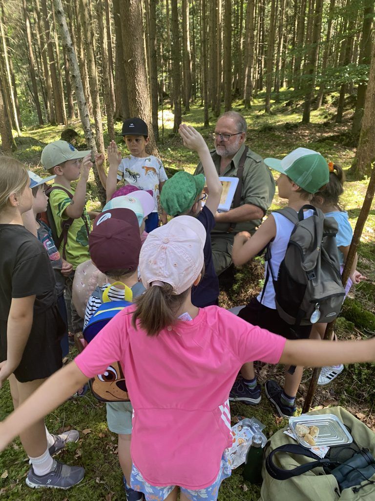 Ernst Schmid ist es wichtig, Kindern den Wald und die Natur nahezubringen. So gibt er auch Kurse im Rahmen des Göfner Kindersommers.