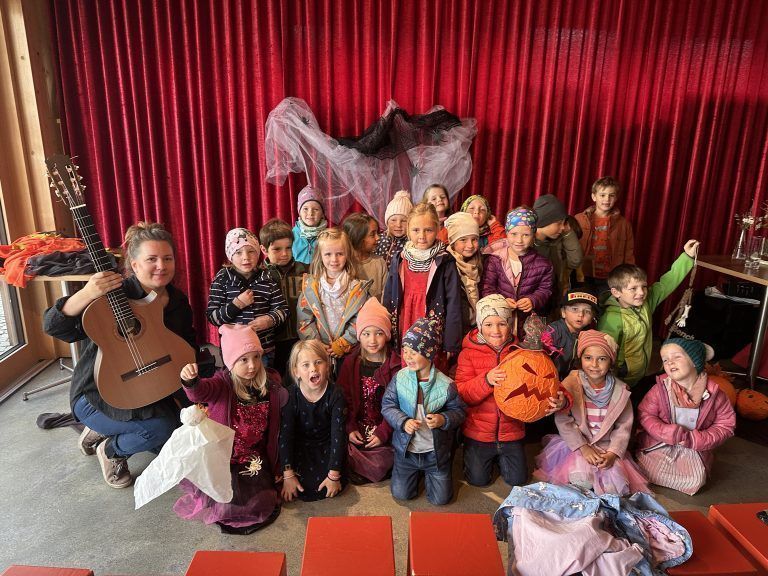 Die Kinder des Kindergartens Hofen mit Angela Mair.