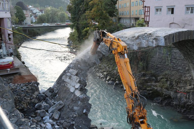 Greifzangen am Werk: Letzter Teil der historischen Brücke entfernt. <span class="copyright">Stadt Feldkirch</span>