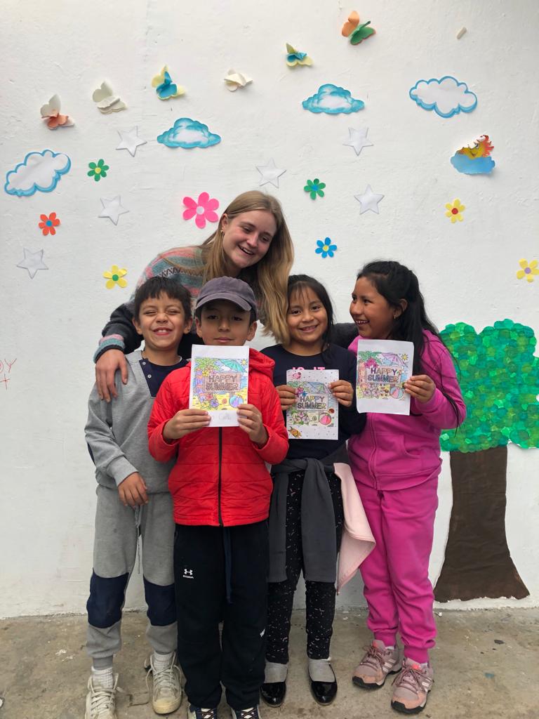 Helen Fröde mit Kindern aus ihrer regulären Englisch-Klasse in Cuenca.