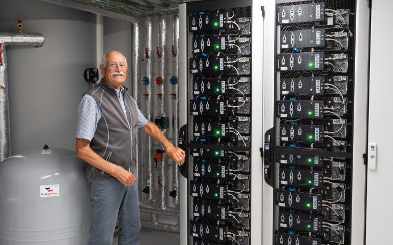 Seit Mitte September speichert Horst Zimmermann den überschüssigen Strom der PV-Anlage im innovativen Second-Life-Energiespeicher von e.battery systems. e.battery systems, Risch Lau, Hermann Thüringer