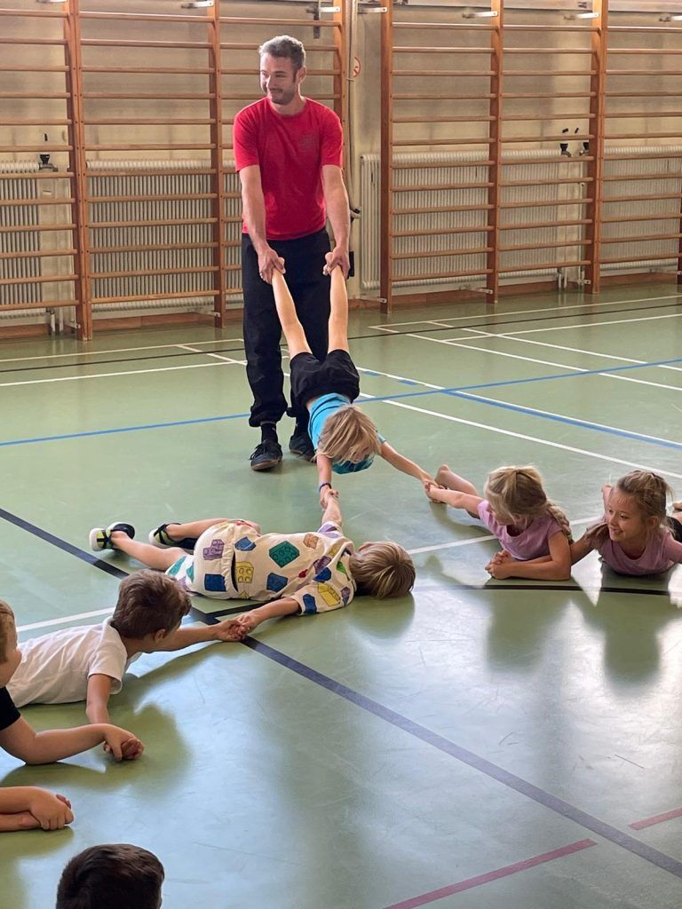 Günter König trainierte mit den Schülern Möglichkeiten, sich aus kniffligen Situationen zu befreien.