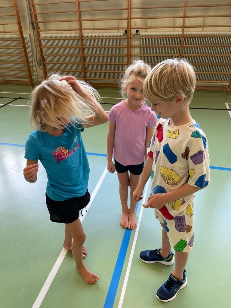 Von Klein auf werden auch einfache Selbstverteidigungstechniken einstudiert.