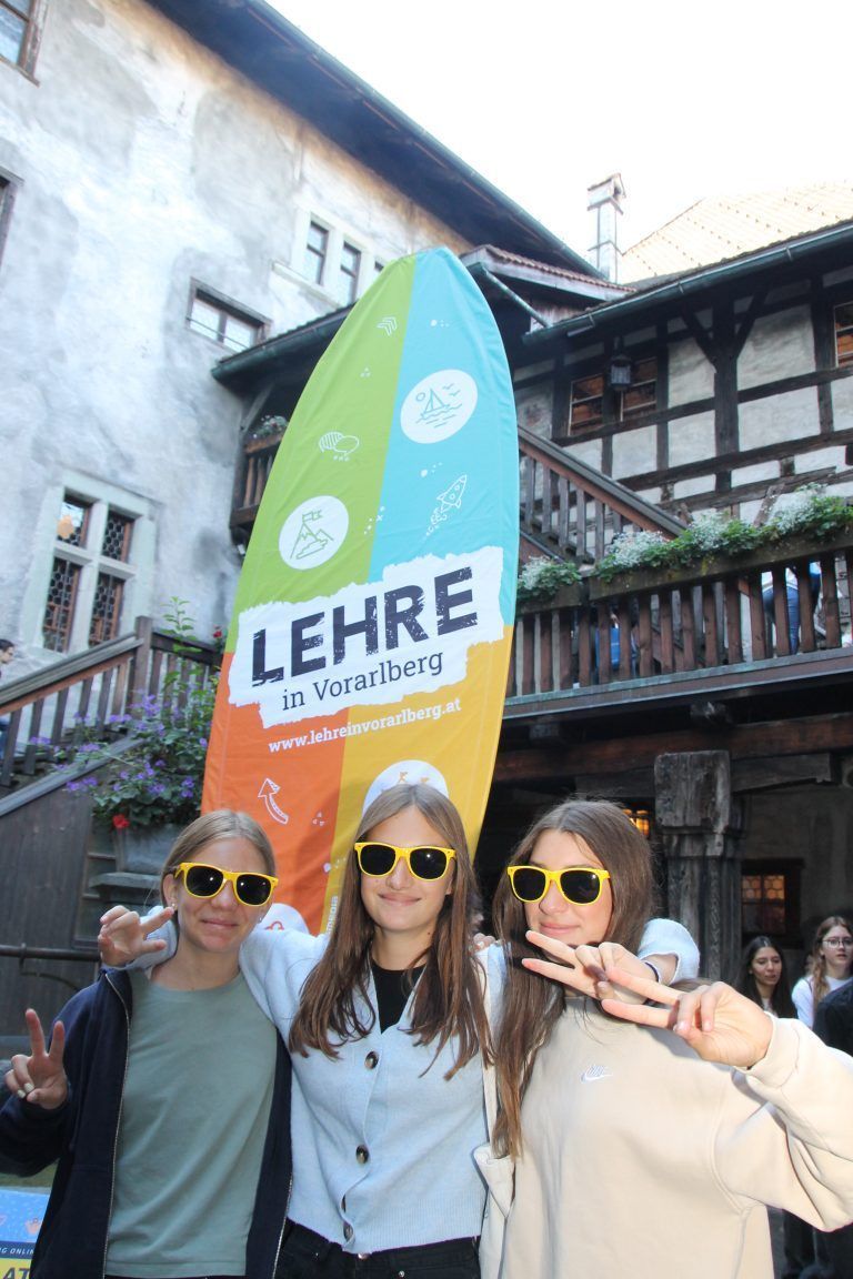 Paulina, Seline und Anna auf der Lehrlingsmesse in der Schattenburg.
