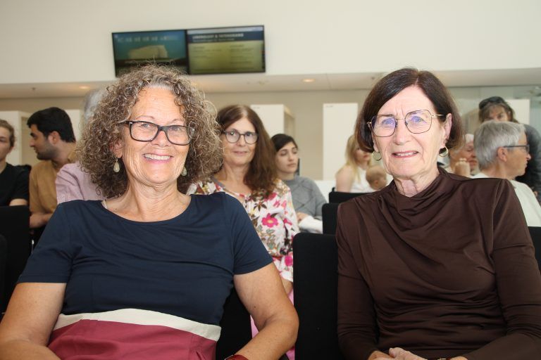 Eva Schneider und Verena Maier.