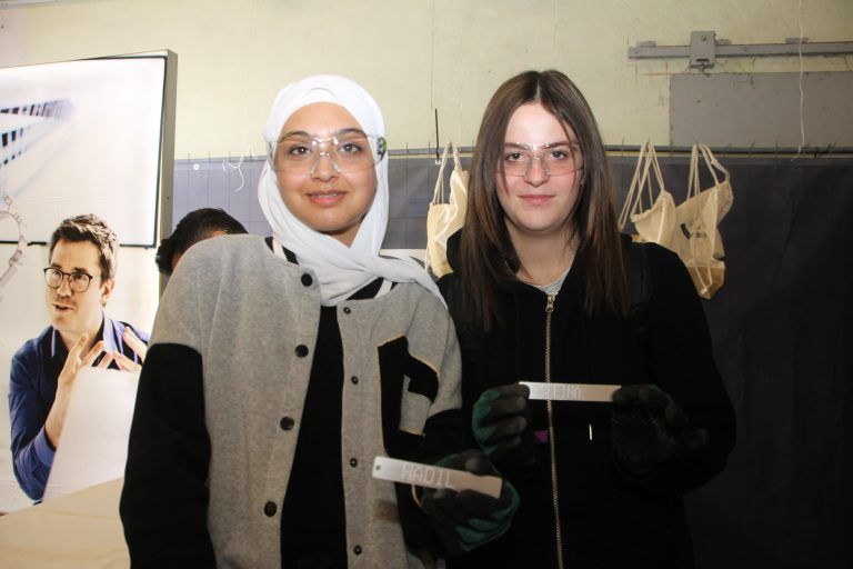 Hadil und Selina stellten sich bei Hydro Nenzing personalisierte Schlüsselanhänger her.