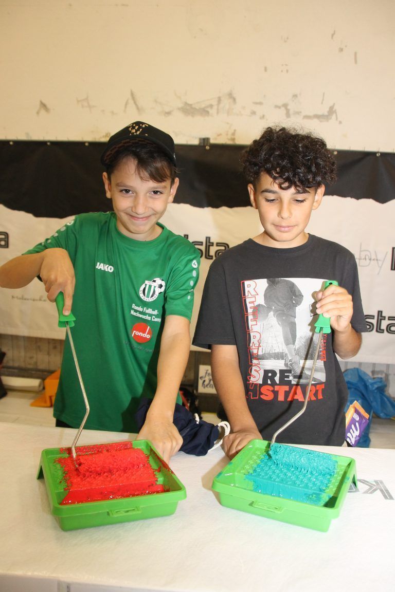 Ahmad und Efe hatten viel Spaß bei Farben Krista.