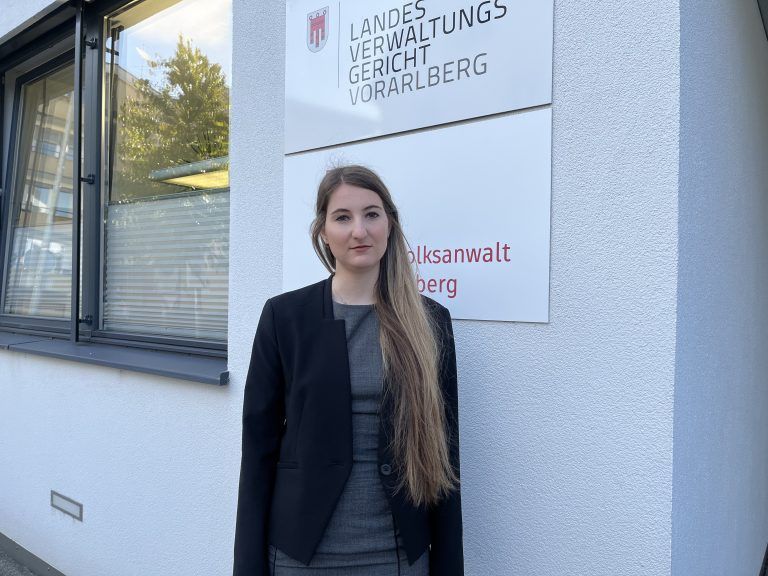 Marina Hagen-Canaval bei der ersten Verhandlung vor dem Landesverwaltungsgericht in Bregenz. <span class="copyright"><span class="media-container dcx_media_rtab" data-dcx_media_config="{}" data-dcx_media_type="rtab"> </span>VN/Plesch</span>