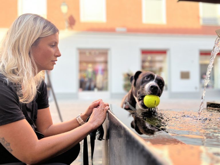 Nina Franzoi weiß, wie sie ihren Hund ablenken kann.<span class="copyright"> Vn/Plesch</span>