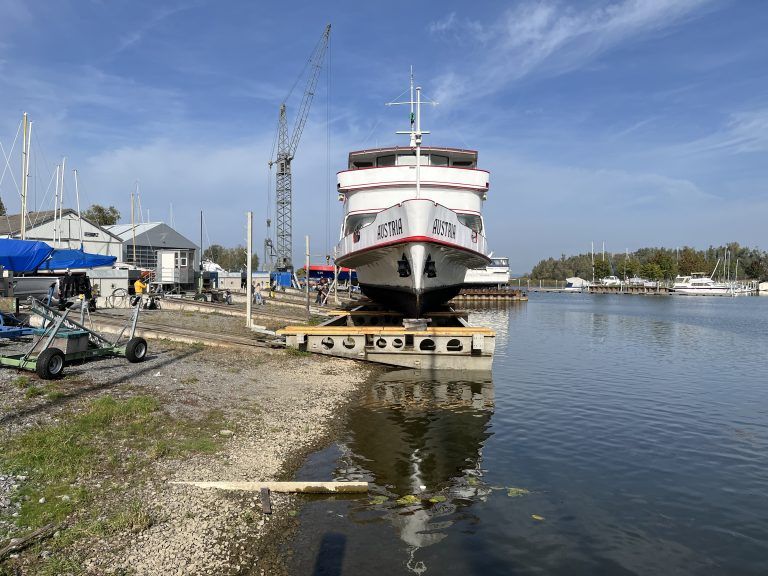 Nach über einer Stunde war’s geschafft, und das Schiff war an Land. <span class="copyright">VN/Plesch</span>