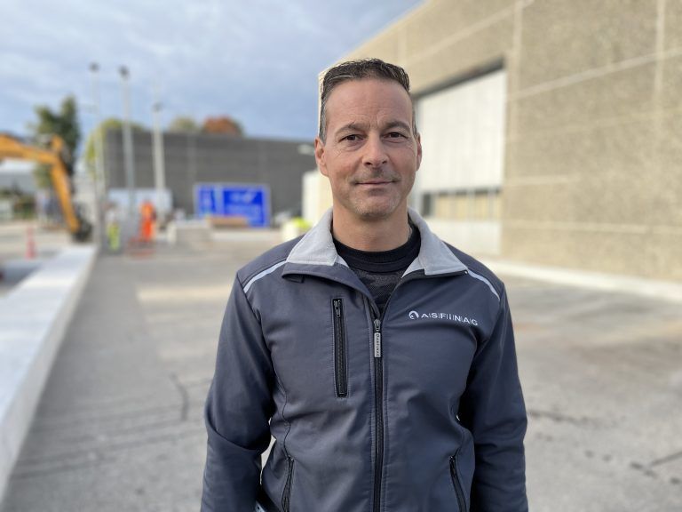 Fuhrparkmanager Andreas Lechleitner kümmert sich bei der Asfinag um die Versteigerung. <span class="copyright">VN/Plesch</span>