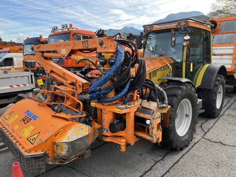 Auch der Spezial-Traktor mit Auslegemähgerät gehört zu den Besonderheiten. <span class="copyright">VN/Plesch</span>