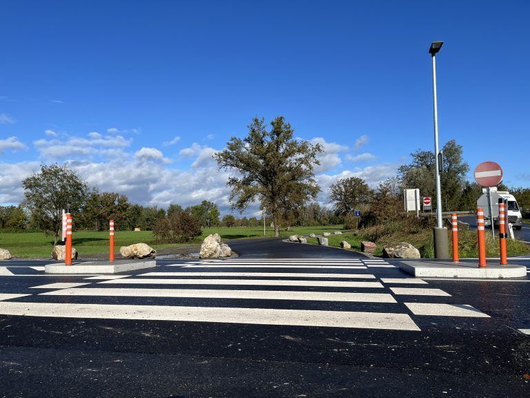 Auf beiden Seiten des Zebrastreifens geht es mit Radwegen weiter. <span class="copyright">VN/Plesch</span>