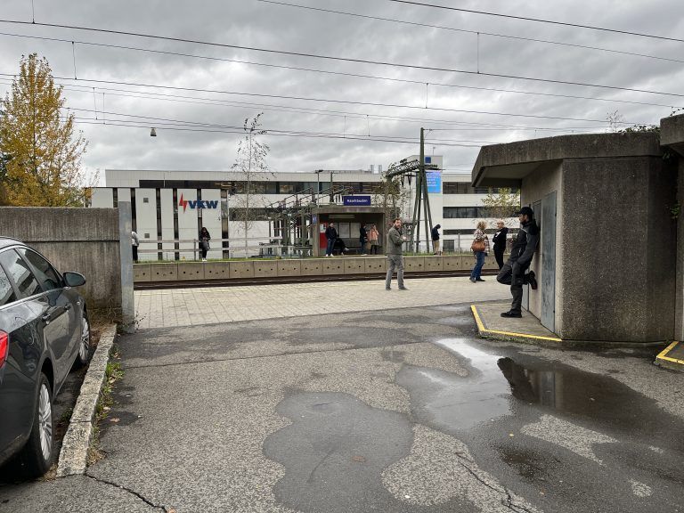 Eine Zufahrt ohne Hindernisse: Hier fuhr die Pensionistin mit ihrem Pkw auf den Bahnsteig 2.