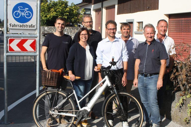 Gemeinsam mit Mobilitätslandesrat Daniel Zadra und Bürgermeisterin Katharina Wöß-Krall wurde der erste Teilabschnitt der Fahrradstraße in der Rankweiler Montfortstraße eröffnet. <span class="copyright">VN-TK (8)</span>
