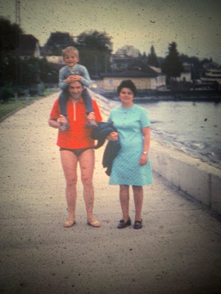 Die Kilians mit ihrem Sohn Edgar am Ufer des Bodensees. 