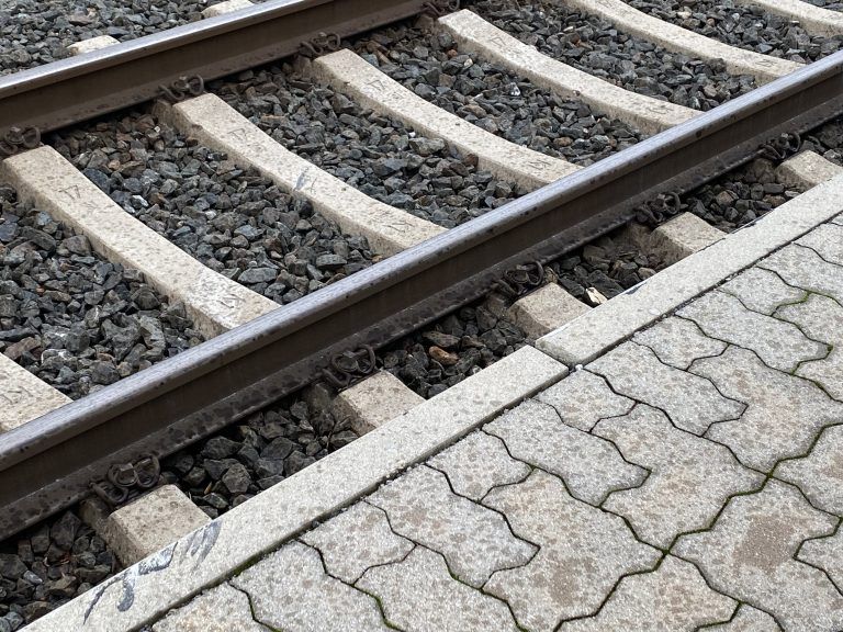 Hier stürzte das Auto von der Bahnsteigkante auf das Gleisbett.