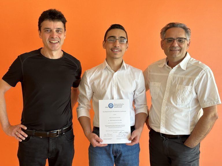 Betreuungslehrer Michael Salzgeber, Preisträger Abdul Rahman Najeeb und Direktor Gerald Fenkart. <span class="copyright">bi</span>