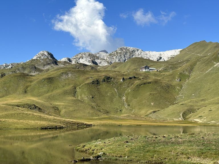 Eingebettet in einem der schönsten Murmeltiergebiete.