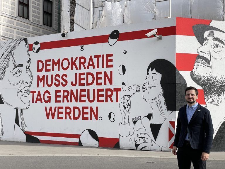 Auf Umsetzung dieser Botschaft an der Baustelle vor der Präsidentschaftskanzlei in Wien hofft auch Markus Hametner vom „Forum Informationsfreiheit“ im Sinne der Transparenz. <span class="copyright">VN/Maximilian Werner</span>