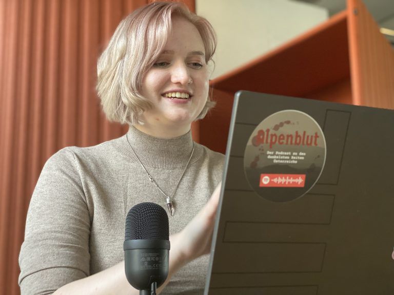 Sie zeichnet alles über ein Mikrofon auf, das mit ihrem Laptop verbunden ist. <span class="copyright">vn/pem</span>
