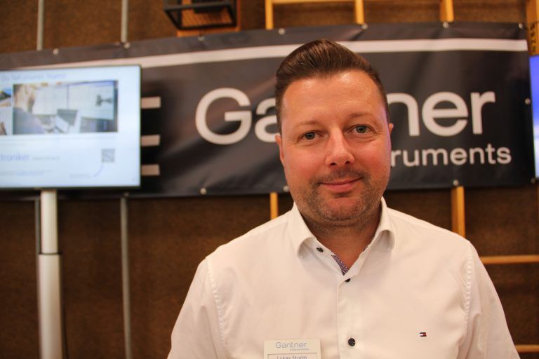 "Es gab viele Fragen zu Berufsschule und zu unserem Tätigkeitsfeld. Vor allem auch die Berufsaussichten im Informatikbereich waren ein Thema bei den Jugendlichen. Das Interesse gerade zu Beginn des heutigen Tages war wirklich hoch", Lukas Sturm, Angestellter