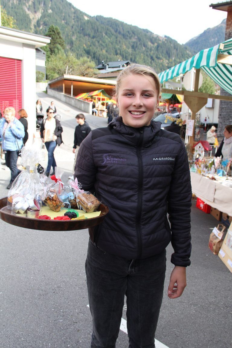 Die 12-jährige Elisa aus der Mittelschule Innermontafon bot selbstgebrannte Mandeln an.