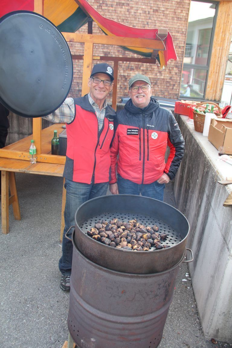Auch heiße Maroni wurden von den Bergrettern Manfred Fiel und Peter Schapler angeboten.