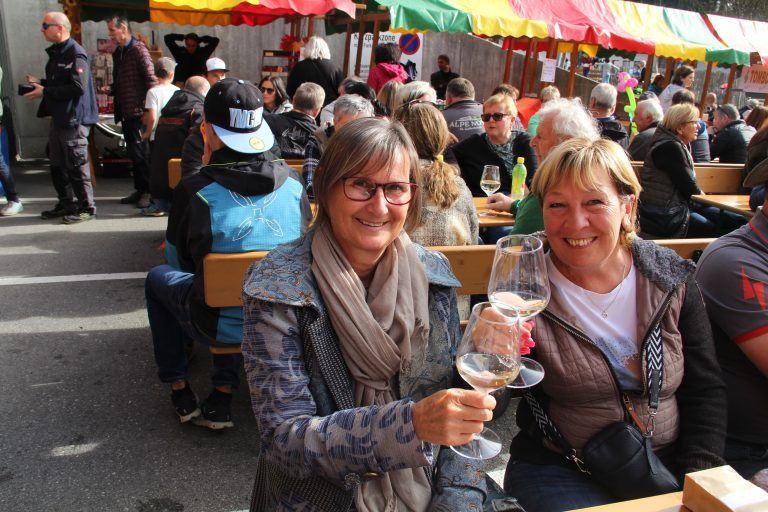 Karin Hartmann und Michaela Burger genossen ein Gläschen Wein in der Herbstsonne.