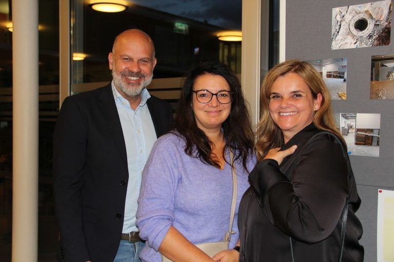 Auch Bürgermeister Jürgen Kuster und seine Mitarbeiterinnen Nathalie Zudrell und Andrea Bitschnau bewunderten die neue Küche.<span class="copyright"> ALLE BILDER:STL</span>