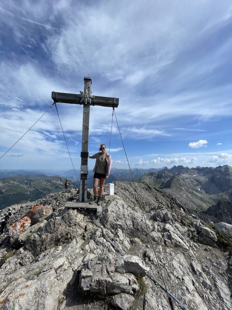 Gerne begibt sich die 27-Jährige auch auf Wanderungen in die Berge.