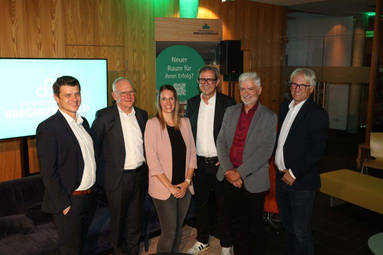 Raiba-Vorstand Clemens Sutter, Wilhelm Sutterlüty, Simone Gridling, PRISMA-Vorstand Bernhard Ölz, Steuerberater Christoph Berkmann und Bgm. Paul Sutterlüty. AME